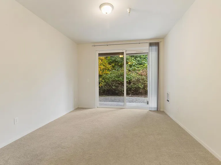 Creekside Apartments — Photo 42