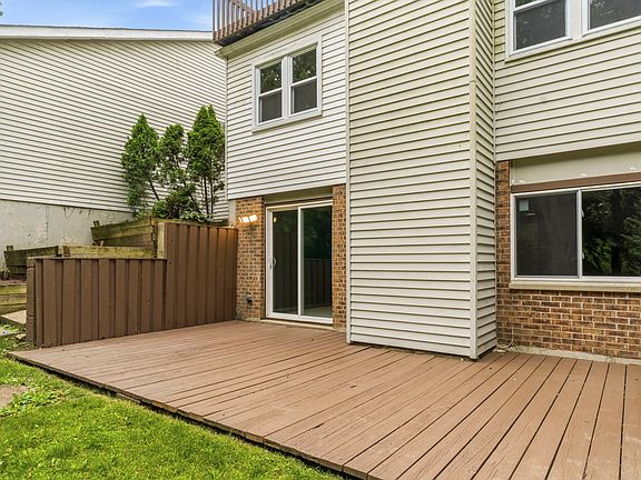 3rd image of 23W418 Greenbriar Dr