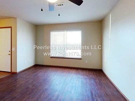3rd image of 1043B Vale St