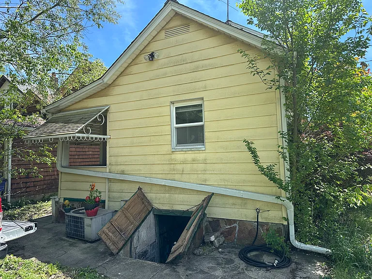 353 Harris St — Photo 4