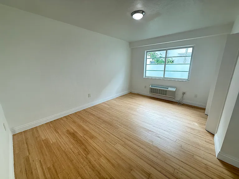 6930 Rue Vendome #3 — Photo 12