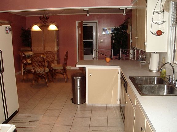 2nd image of 1021 Barclay St