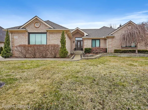 56949 Dickens Dr, Shelby Township, MI 48316