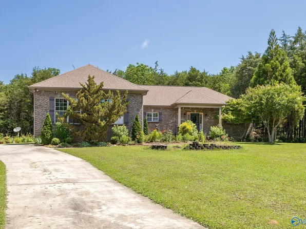 225 Cedar Trace Dr, Hartselle, AL 35640