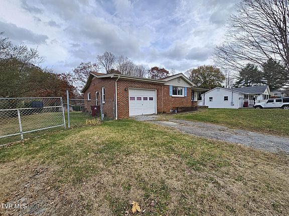 2nd image of 1520 Sylvan Dr