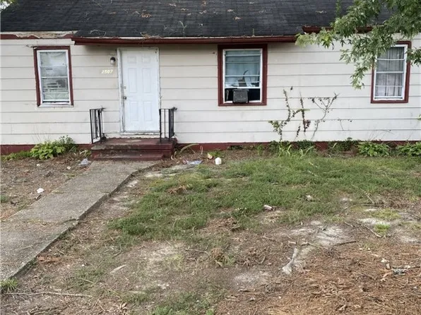 2507 Petersburg St, Hopewell, VA 23860