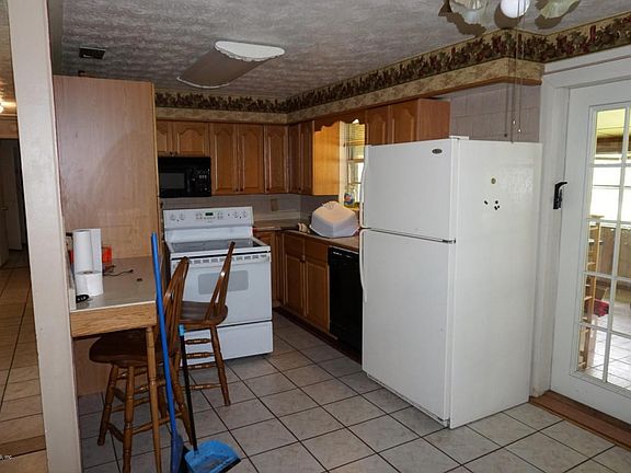 05) Kitchen