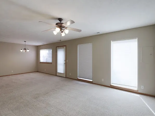 6907 Naples Dr, Lincoln, NE 68526