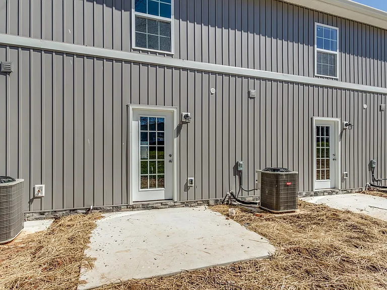 313 N Diagonal St — Photo 26