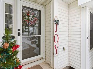 633 Grand View Ln, Aurora, OH 44202