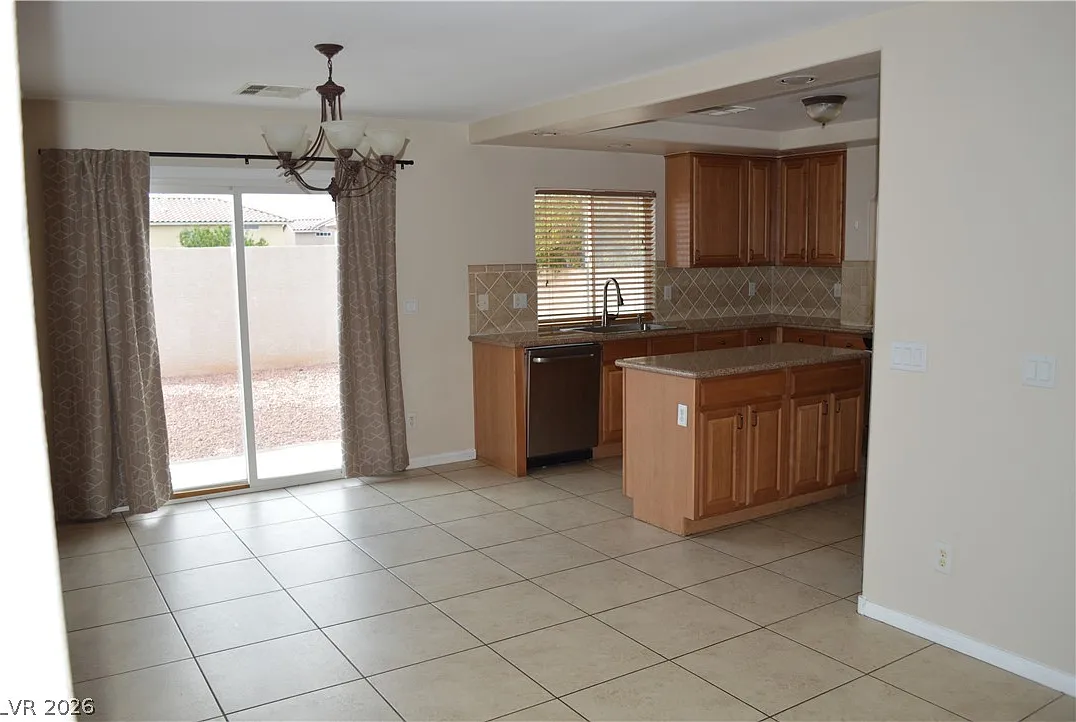4 bed, 2.5 bath, 2370 sqft, $2,295 — Photo 2