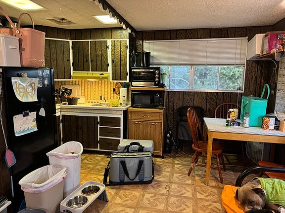 3rd image of 1039 Lewis Dr