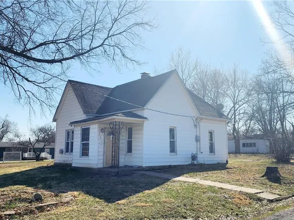 702 Hyatt St, Gallatin, MO 64640