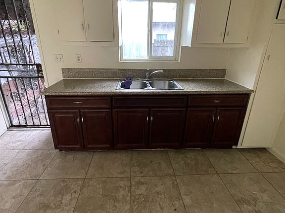 4th image of 457 Pear St