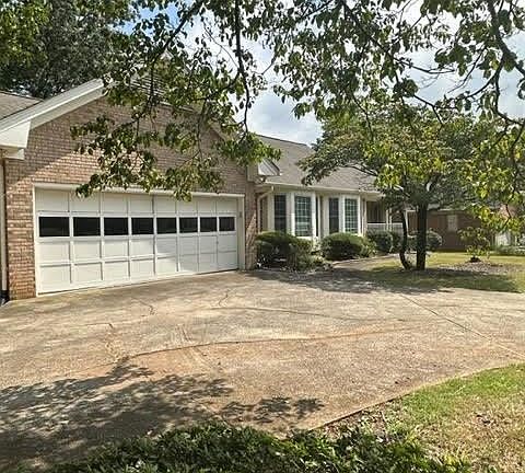 3rd image of 794 Austin Ct