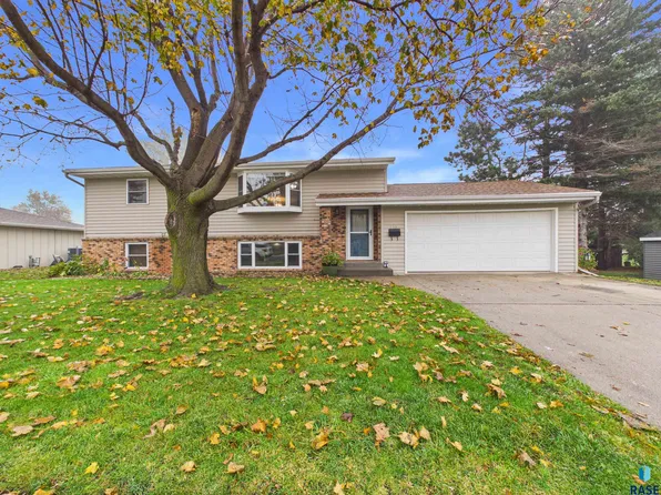 716 N Olive Ave, Madison, SD 57042