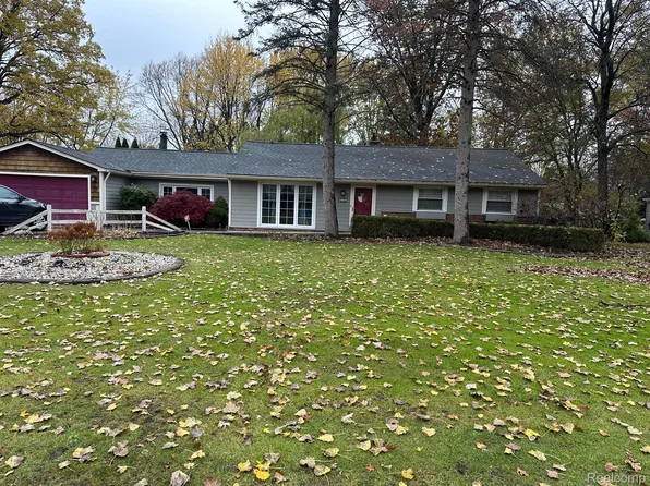 21911 Highview St, Clinton Township, MI 48036