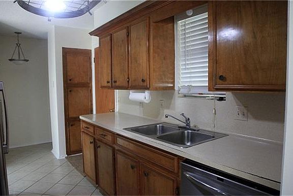 4th image of 4601 Meadowood Dr