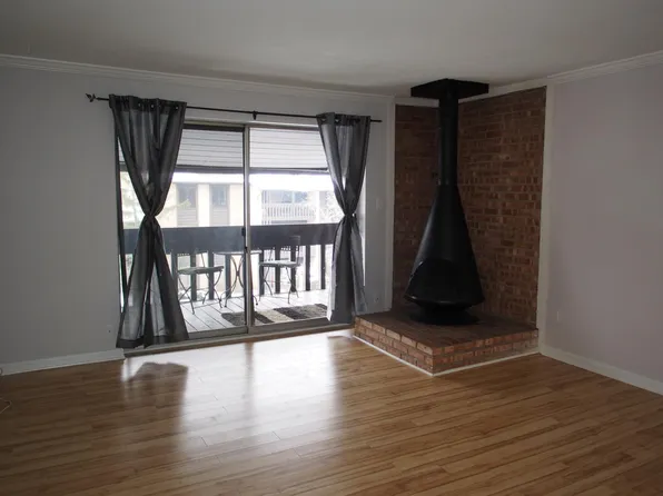 6111 Knollwood Dr #303, Willowbrook, IL 60527