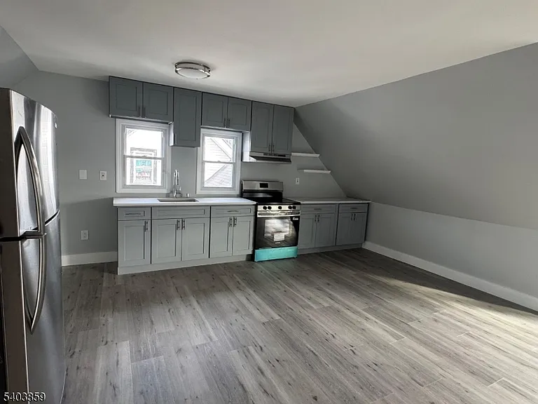 327 N Maple Ave — Photo 2