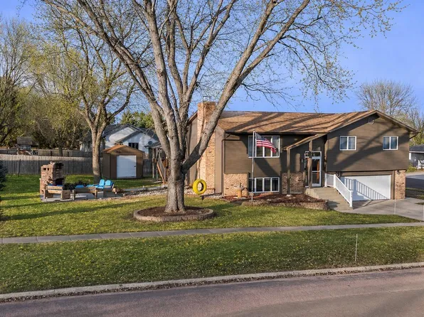 904 E 11th St, Dell Rapids, SD 57022