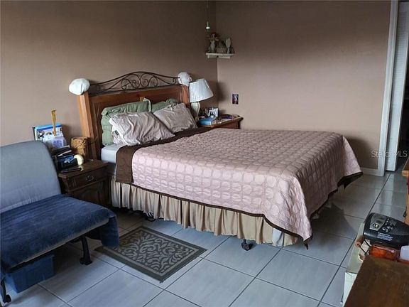 3rd image of 471 Hunter Cir
