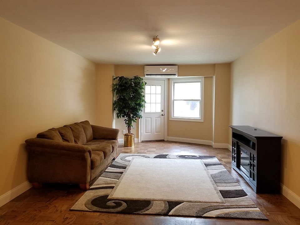 1st image of 13 Essex Pl #B