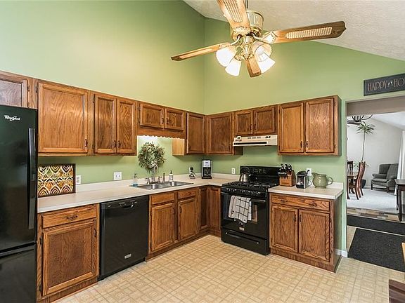 5th image of 556 Countess Dr