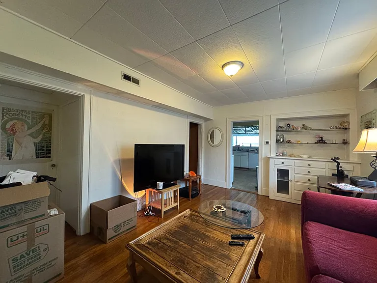 5 Bed 1.5 Bath in Fairhaven Close to Everything On a Bus Line — Photo 8