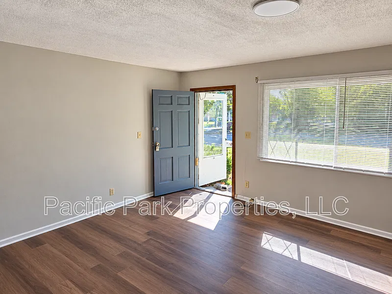3 bed, 1.0 bath, 999 sqft, $1,325 — Photo 2