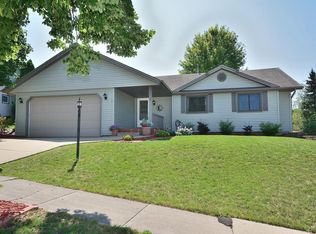1225 Foxwood Trl, Waukesha, WI 53189