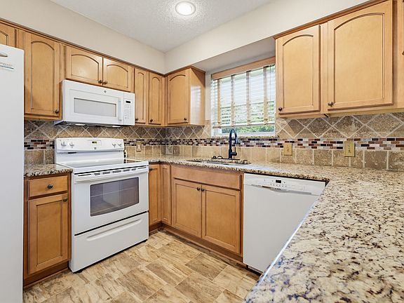 4th image of 6504 N Park Dr