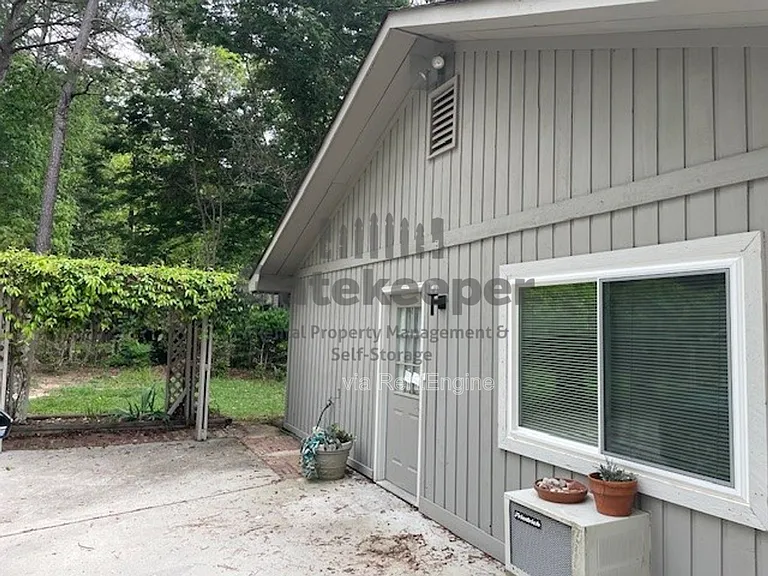 100 Sandown Dr — Photo 16