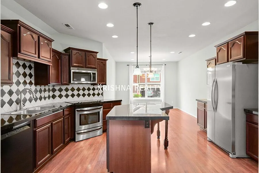 Amazing 4 Bedroom | 3 Bathroom | 2,702 sqft. Single Family Home | Located in Quiet Aloha Neighbor... — Photo 4