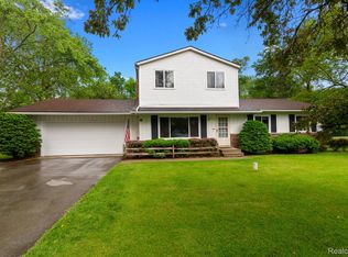 4327 Lancashire Ln, Milford, MI 48380