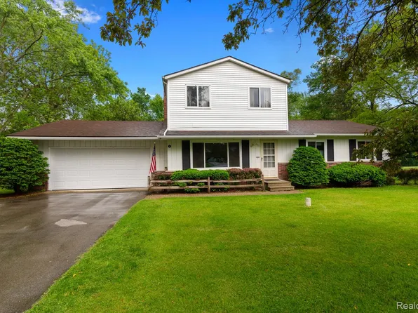 4327 Lancashire Ln, Milford, MI 48380