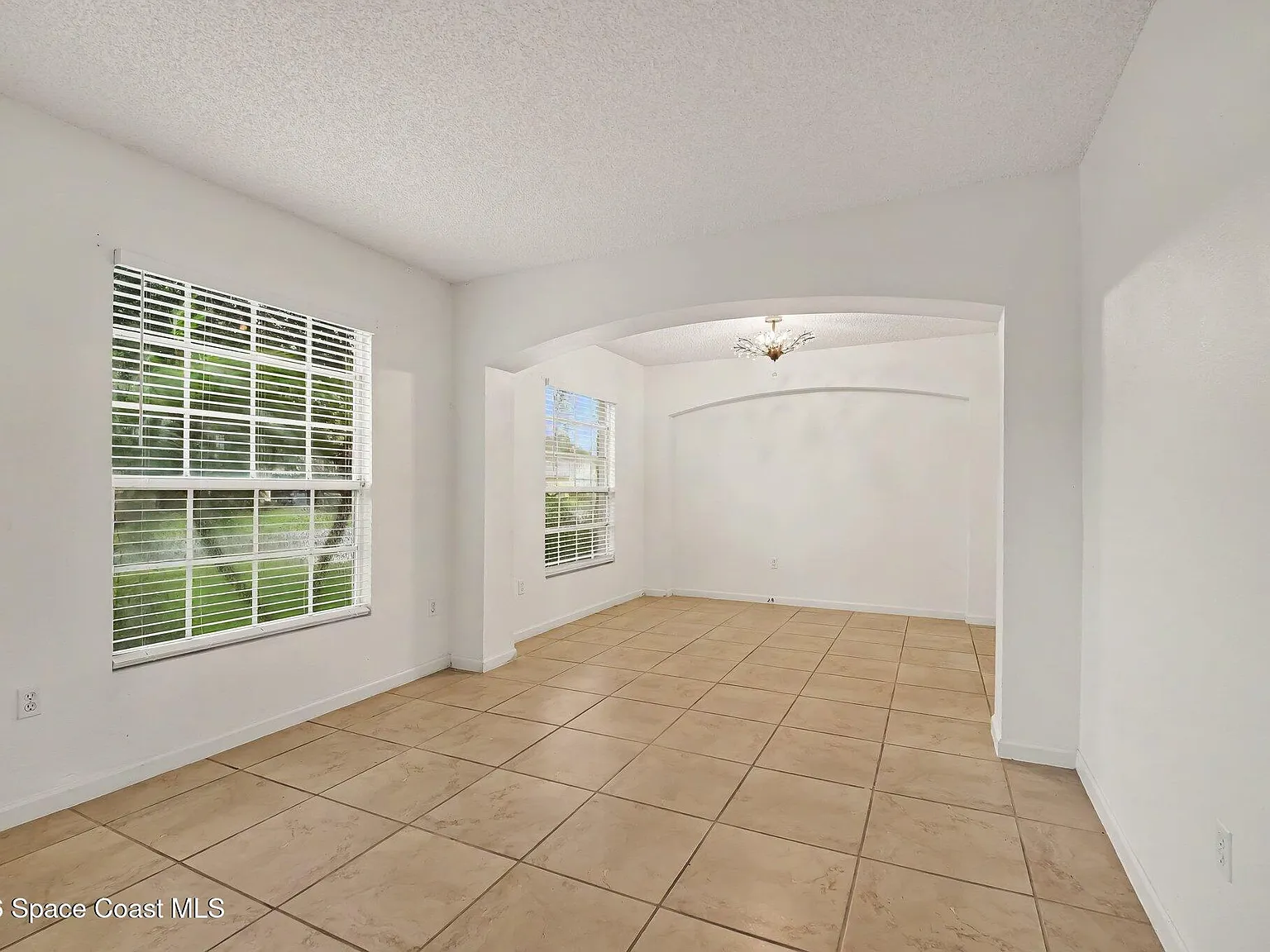 5 bed, 3.0 bath, 3622 sqft, $3,300 — Photo 4