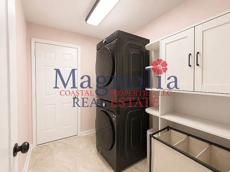 723 Oxford Dr — Photo 16