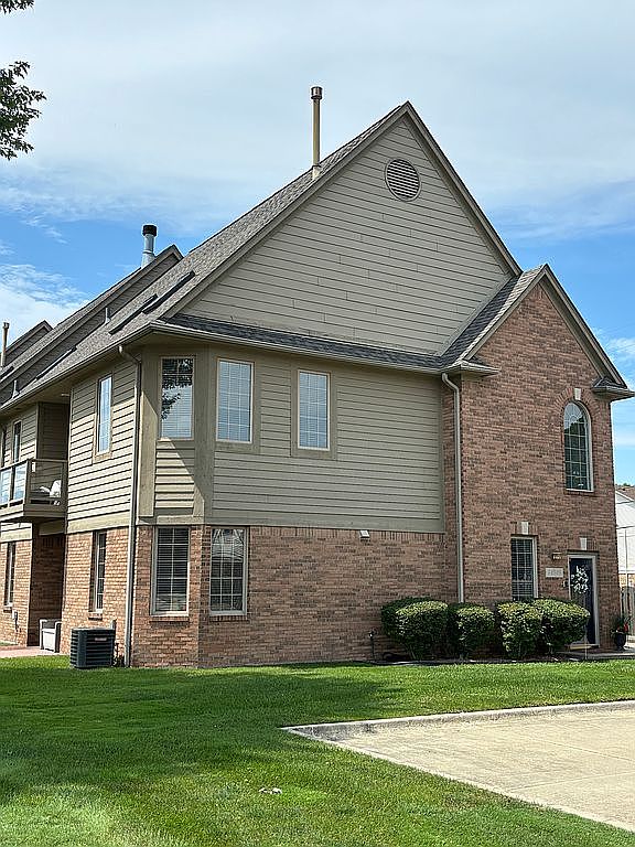34696 Bay Vista Dr, Harrison Township, MI 48045