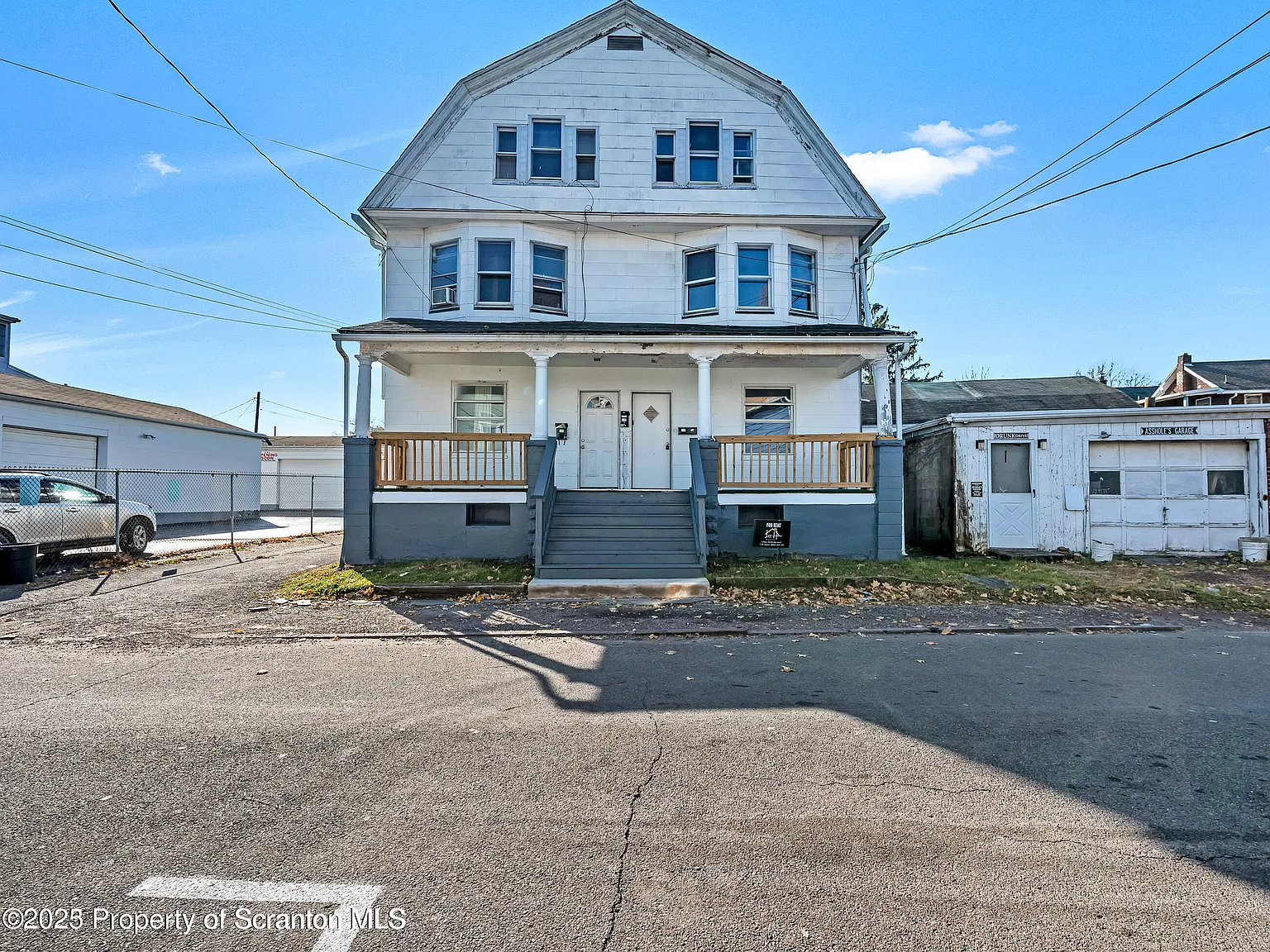 3 bed, 1.0 bath, 1543 sqft, $1,350 — Photo 1
