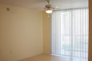 4th image of 607 Villa Cir