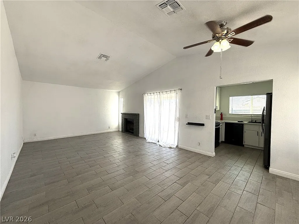2 bed, 1.5 bath, 932 sqft, $1,750 — Photo 2