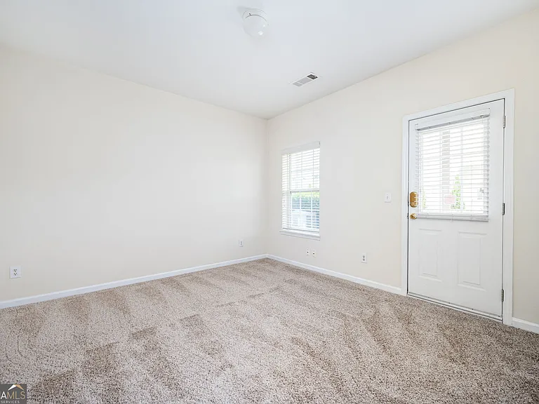 2213 Leicester Way SE — Photo 4