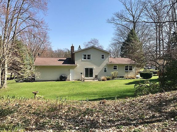 2nd image of 898 Shadybrook Dr