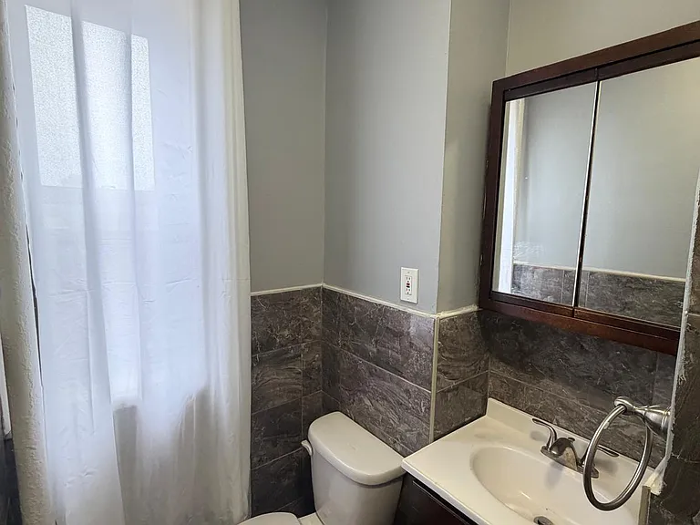 445 Mount Prospect Ave #4B — Photo 2