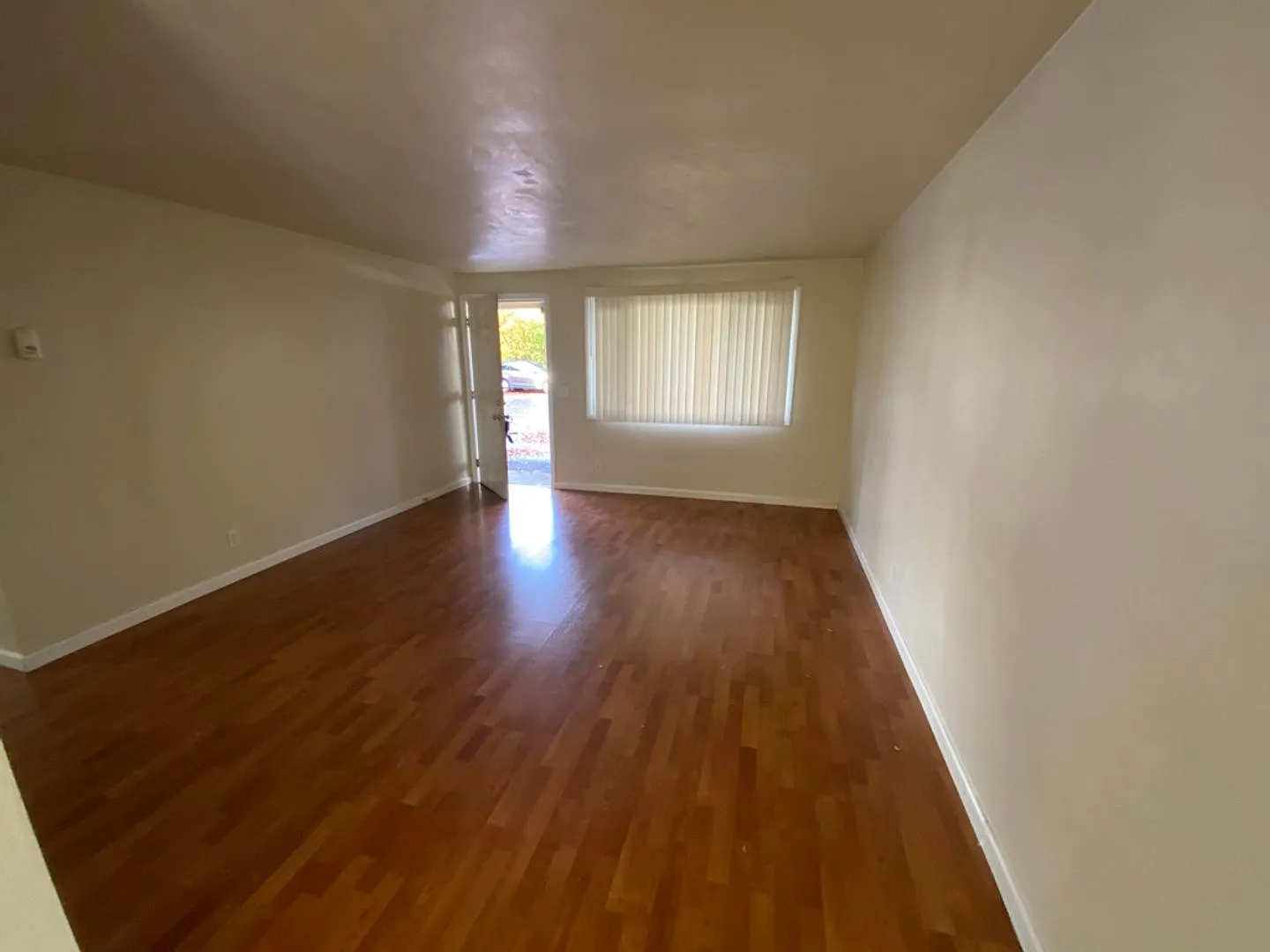 Downtown 2 bedroom ground floor apartment — Photo 3