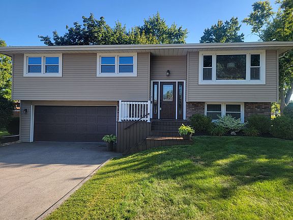 2nd image of 901 Iroquois Dr