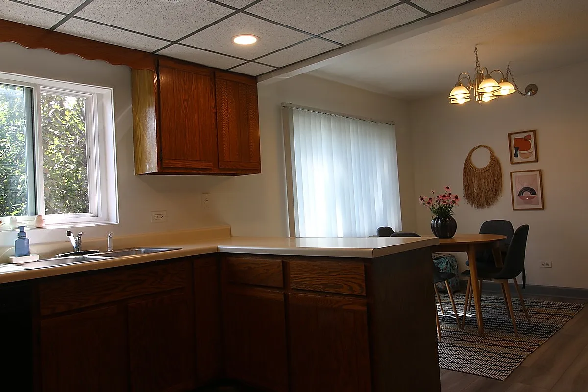 2 bed, 1127 sqft, $1,900 — Photo 3