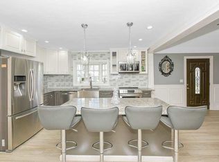 15 Wedgewood Ln, Wantagh, NY 11793