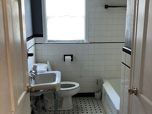 4th image of 119 W Lewis St
